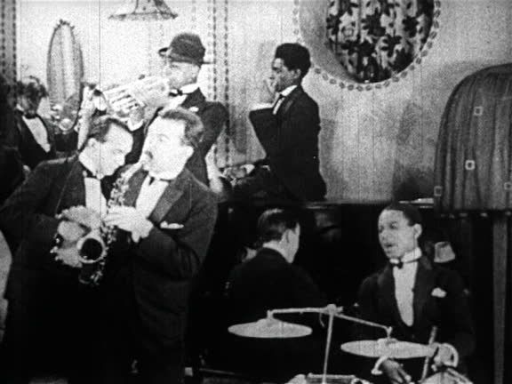 Historische Jazzband spielt in einem dicht besetzten Innenraum